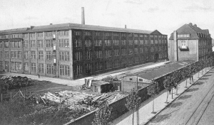 Duisburger Kabelwerk mit den Produktionshallen lind und der alten Verwaltung rechs im Bild. Die wurde zur Verbreiterung der Wanheimer Straße abgerissen.