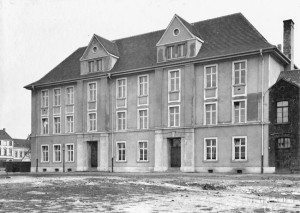 Die Katholische Volksschule an der Eschenstraße (heute: Förderschule): Das Gebäude hat sich kaum verändert.